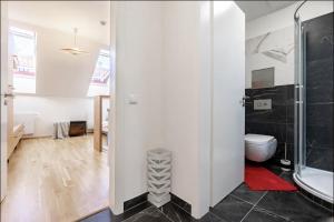 um banheiro com chuveiro e vaso sanitário em Minimalist's Dream - sunny cozy studio in New Town em Praga mais 5 fotografias