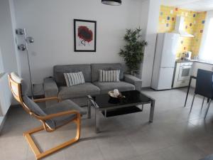 マラガにあるMálaga Apartamentos - Nuño Gómez, 24のリビングルーム(ソファ、テーブル付)