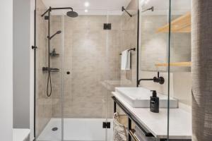莱比锡Stay KooooK Leipzig City - Online Check In的带淋浴和水槽的浴室