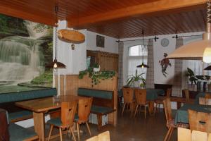 Ein Restaurant oder anderes Speiselokal in der Unterkunft Hotel Bayerischer Hof 