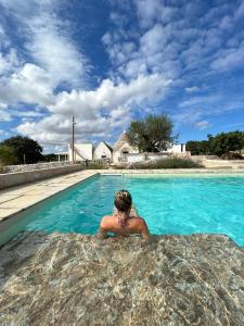 Bazén v ubytování Trullo Dimora Podere Papilio nebo v jeho okolí
