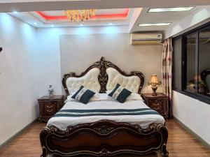 Ein Bett oder Betten in einem Zimmer der Unterkunft 西塘明清雕花大院尊闻堂百寿厅庭院民宿