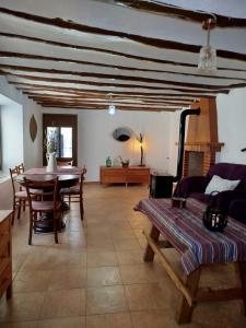 a living room with a table and a dining room at casa eras irene in Moratalla