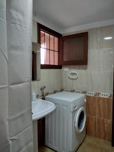 a bathroom with a washing machine and a sink at casa eras irene in Moratalla