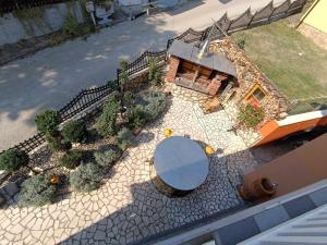 einen Blick über eine Terrasse mit einem Tisch und Pflanzen in der Unterkunft Stara Ruža in Gračanica + 8 Fotos