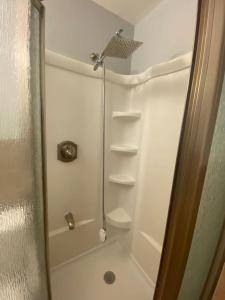 アレクサンドリアにあるParkside Alexandria Townhome - 3br free parkingの白いバスルーム(シャワー、シャワー付) +44枚の写真