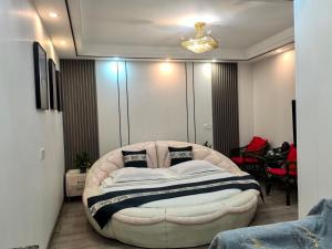 Ein Bett oder Betten in einem Zimmer der Unterkunft 西塘明清雕花大院尊闻堂百寿厅庭院民宿