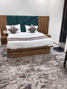 Postel nebo postele na pokoji v ubytování Hotel Sunrise Rooms