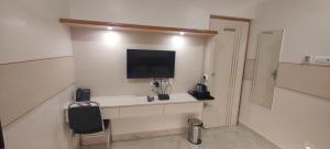 TV in/ali zabaviščno središče v nastanitvi Nandhavanam A Business Class Residency