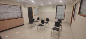 Poslovni prostori in/oz. konferenčna soba v nastanitvi Nandhavanam A Business Class Residency