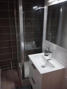 Ένα μπάνιο στο Chambre d'hôte calme de résidence, quartier pavillonnaire