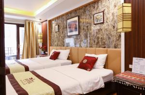 Postel nebo postele na pokoji v ubytování Art Hotel Ha Noi + 37 fotografií