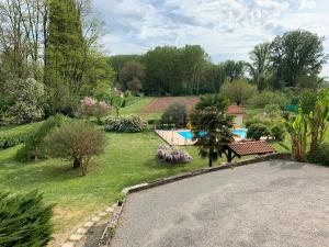 an aerial view of a garden with a pool at Maison d hotes GreenHouse in Albi