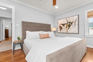 une chambre blanche avec un grand lit et une fenêtre dans l'établissement The Hackberry - Hot Tub Fire Pit & Close to Main, à Fredericksburg 52 autres photos