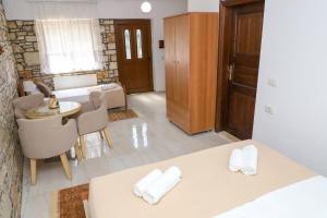 Posezení v ubytování Stone House Berat + 62 fotografií