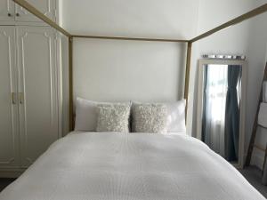 ロンドンにあるQueen bedroom in Maida Valeの枕が2つ置かれた白いベッド