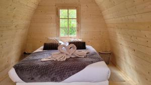 Ένα ή περισσότερα κρεβάτια σε δωμάτιο στο Chalet avec accès piscine illimité