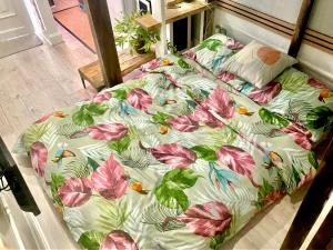 uma cama com um edredão floral em cima em Studio at 39 em Dublin