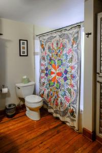 Et badeværelse på Bluebird Day - Lavender Cottage + 13 billeder