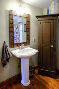 Et badeværelse på Bluebird Day - Lavender Cottage