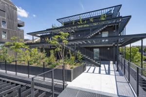 巴黎All Suites Appart Hôtel et Hôtel - Paris 13 - Porte d'Italie的享有带楼梯和植物的建筑的外部景色