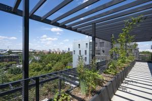 All Suites Appart Hôtel et Hôtel - Paris 13 - Porte d'Italie的阳台或露台