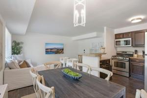 Η κουζίνα ή μικρή κουζίνα στο Crystal City Charm 2BR Free Parking 104