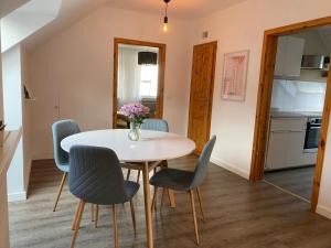 O bucătărie sau chicinetă la Großzügiger Komfort direkt am Waldrand +2 fotografii