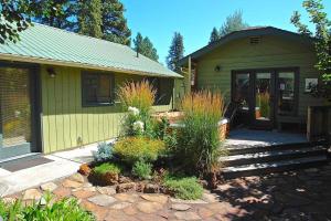 una serra con portico e patio di Bluebird Day - Kingfisher Bungalow a Bend