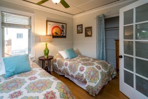 una camera da letto con due letti e una finestra di Bluebird Day - Kingfisher Bungalow a Bend