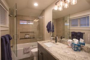 ベンドにあるBluebird Day - Deschutes Bungalowの洗面台、シャワー、トイレ付きのバスルーム +16枚の写真