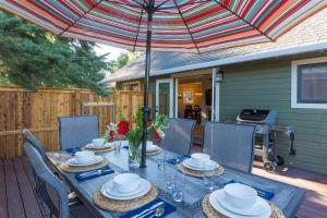 ベンドにあるBluebird Day - Deschutes Bungalowのパティオ(テーブル、椅子、パラソル付)
