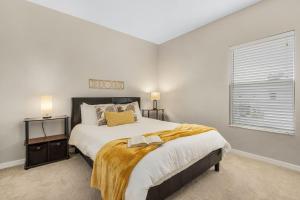 a bedroom with a large bed and a window at Modern Townhouse close to beaches in Fort Myers +10 photos