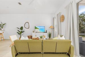 a living room with a green couch in a room at Paradise at Hidden Palms Cove in Fort Myers