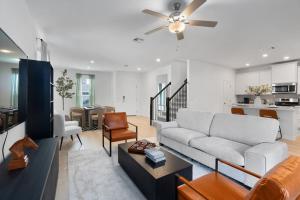 Khu vực ghế ngồi tại Lux Cozy Home l SE Austin near F1-COTA-ABIA-Tesla