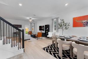 Khu vực ghế ngồi tại Lux Cozy Home l SE Austin near F1-COTA-ABIA-Tesla