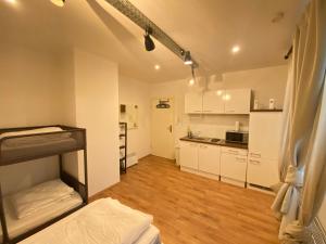 a room with a bunk bed and a kitchen at Altstadt Düsseldorf 1 in Düsseldorf