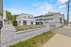 Un muro de contención de ladrillos frente a un edificio en Spacious Family Suite Steps to the Beach (444), en Old Orchard Beach