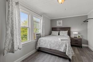 un dormitorio con una cama y una ventana en Spacious Family Suite Steps to the Beach (444), en Old Orchard Beach
