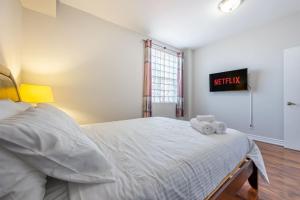 a bedroom with a bed with towels on it at Bright 1BR Apt with Niagara Falls and Scenic Stay in Niagara Falls +4 photos