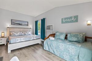 1 dormitorio con 2 camas y un cartel que dice playa en Cozy King Suite Steps to the Beach (441), en Old Orchard Beach