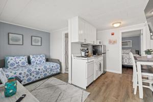 Η κουζίνα ή μικρή κουζίνα στο Stylish 1BR Suite Steps to the Beach (467) +14 φωτογραφίες