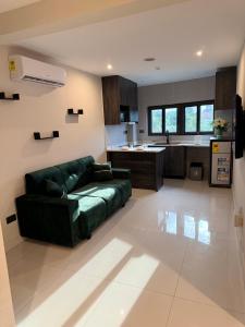 Galería fotográfica de Modern 1 Bedroom Ground Floor Apartment with Serene Mountain Views, close to Aburi Walking Trail en Oyarifa