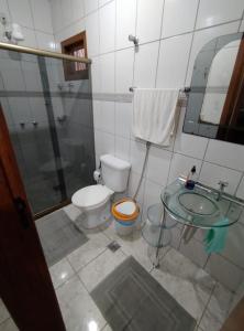 une salle de bain avec toilettes, lavabo et douche dans l'établissement Pousada Bonamigos, à Santa Teresa