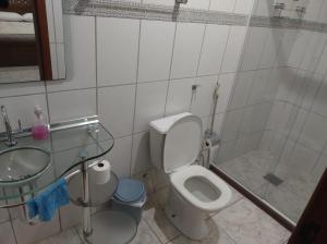 une salle de bain avec toilettes, lavabo et douche dans l'établissement Pousada Bonamigos, à Santa Teresa 13 autres photos