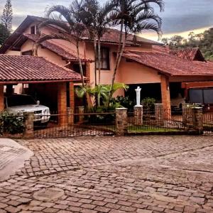 une maison avec une voiture garée devant dans l'établissement Pousada Bonamigos, à Santa Teresa