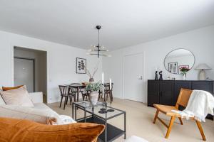 พื้นที่นั่งเล่นของ Practical flat in vibrant SoFo, construction work