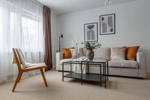 พื้นที่นั่งเล่นของ Practical flat in vibrant SoFo, construction work