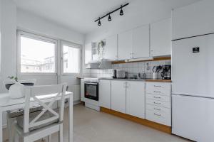 ครัวหรือมุมครัวของ Practical flat in vibrant SoFo, construction work