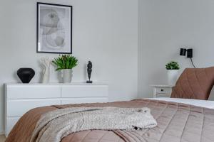 เตียงในห้องที่ Practical flat in vibrant SoFo, construction work